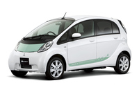 2009年に登場した軽規格のEV「三菱i-MiEV」（2018年4月以降は登録車となっている）。装備を簡素化して価格を抑えたり、総電力量10.5kWhの廉価仕様を設定するなどして普及に努めた。