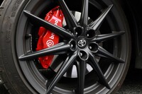 オプションの「ブレンボ製ベンチレーテッドディスクブレーキ」を装着すると、前：16インチ、後ろ：15インチだったディスクローターが前後17インチに拡大するとともに、キャリパーも前：対向4ポッド、後ろ：対向2ポッドに強化される。