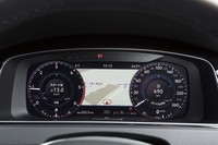 「マイスター」には液晶メーターパネルの「アクティブインフォディスプレイ」も標準装備。中央の地図の部分を大きく表示することもできる。