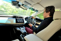 「クラリティPHEV」には、アクセルペダルの踏み込み量をドライバーに感じさせることで、エンジン始動の回数を抑える「ペダルクリック機構」が備わる。