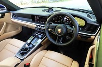 最新のインフォテインメントシステムを組み込んだインストゥルメントパネル。ダッシュボードは往年の930型をイメージさせる水平基調デザインを採用したという。