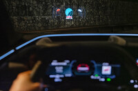 試乗の合間に、ヘッドアップARディスプレイでスペースシップゲームを体験。操作はステアリングパドルで行う。助手席側の「MMIパッセンジャーディスプレイ」でも、ゲームなどさまざまなコンテンツが楽しめる。