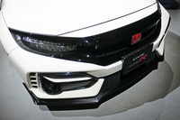 フロントまわりでは、グリルの開口面積を拡大。バンパーの意匠も変更している。