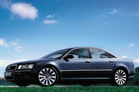 「メルセデス・ベンツSクラス」（W221）と同世代の「アウディA8」（D3）。A8では、この型の途中から今日に受け継がれるシングルフレームグリルが採用され始めた。