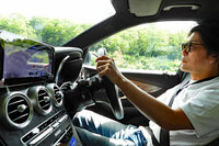 「メルセデス・ベンツGLC」のハンドルを握る筆者。テストコースでの印象とは裏腹に、公道では「シンクロウェザー」に剛性の高さを感じた。