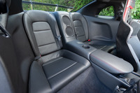 スペースはミニマムながらリアシートが備わるのも「GT-R」の美点。空間は狭いが、トランスアクスルのため座面は長い。