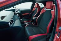 本革とウルトラスエードをあしらったスポーツシート。上級グレードの専用オプションとして用意される。