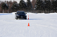 雪上特設コースでのスラロームテスト。氷盤と同様に「トヨタ・プリウス」を用いてスタッドレスタイヤ「アイスガード6 iG60」とオールシーズンタイヤ「ブルーアース4S AW21」の比較試乗を行った。
