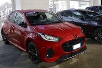  「マツダ2」。2024年12月、シエナ県のマツダ販売店にて撮影。