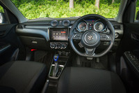 今回試乗した「ハイブリッドSL」は、フルハイブリッド車の中でも装備の充実した上級グレードにあたり、本革巻きのステアリングホイールや運転席アームレストなどが装備される。