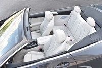 
	上方から見たインテリア。乗降の際に軽い力でドアが閉められ、“半ドア”も防止する「ソフト・クローズ・ドア」が備わる。
	