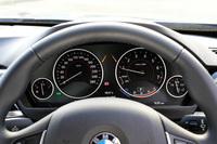 メーターは、アナログ式の4眼タイプ。中央には、車両の状態を示す液晶ディスプレイが備わる。