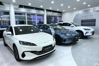 日本未導入のPHEVモデルが並ぶ。向かって左から「シール６ DM-i」、そのワゴン版である「シール6 DM-iツーリング」、そして「シールU DM-i」。