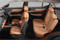 インドで販売される「エレベイト」のインテリア。ライバル車よりも余裕のある後席空間と、ドアライニングの下部や前席シートバックの形状を工夫した乗り降りのしやすさが特徴として紹介されている。