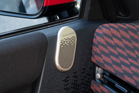 「MINIクーパーE」シリーズの最上級モデルということもあり、快適装備も充実。オーディオには「Harman/Kardon製HiFiラウドスピーカーシステム」が標準で採用される。