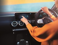 音声操作ばかりが注目される「MBUX」だが、実際はタッチ操作などにも対応している。ただし、音声操作に限っては、停止状態でなくても利用できるようになっている。