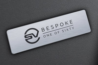 「SV BESPOKE」のロゴと「ONE OF SIXTY」の文字が記されたプレート。