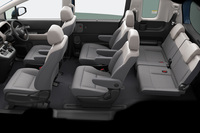 3列シート6人乗り（写真）と同7人乗りのレイアウトを採用する「フリード エアー」のキャビン。内装色はグレージュとブラックから選択できる。2列目シートがベンチタイプとなる7人乗りが用意されるのはエアーのみとなる。