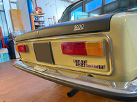 この時代のテールランプは、方向指示灯部分がオレンジ色に変更されている。