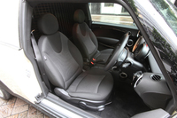 他のMINIではMTモデルがラインナップされるが、「MINIクラブバン」は6段ATモデルのみがの設定となる。