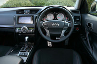 運転席からの眺め。レッドステッチ付きのステアリングホイールやパッド類、白い文字盤のオプティトロンメーターなど独自の装備が目を引く。