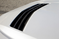 ボンネットはカーボンファイバー製で、大きく張り出したパワーバルジの上部には、フードベントが設けられている。