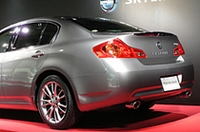 
	テールランプは「スカイライン」のアイデンティティである「丸形四灯」となる。
	 