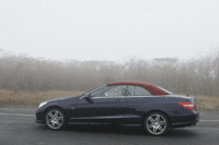 「アコースティックソフトトップ」と呼ばれるルーフの開閉時間は約20秒。40km/h以下なら、走行中でも開閉できる。（写真をクリックするとルーフの開く様子が見られます）