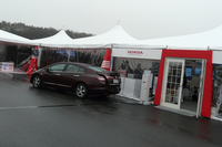 会場のテントの横では、コーヒーメーカーの電気を「FCXクラリティ」がせっせと発電中。ホンダは2015年の市販化をめどに、現在水素燃料電池車の開発を進めている。