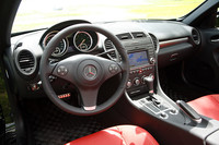 SLK350のインテリア。パドルシフト付きの本革巻き3スポークステアリングや、電動ランバーサポート、エアスカーフが標準装備される。