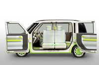 外装色は「こもれびライトグリーン」と「やわらかアイボリー」のツートンカラー。これに合わせて、内装色もコーディネートされている。