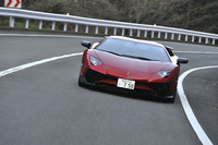 動力性能は、0-100km/h加速が2.8秒で、0-300km/h加速が24.0秒。最高速は350km/h以上と発表されている。