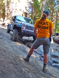 ジープとともにルビコン トレイル走破を手助けしてくれる、その名もトレイルガイド。写真のように、女性の姿も。
