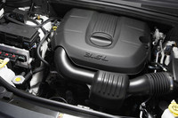 先代モデルでは4.7リッターV8（SOHC）だったエンジンが、新型では3.6リッターV6にダウンサイジングを果たした。