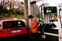 フランスにて。まだ慣れない手つきでセルフサービスのガソリンを入れるの図。