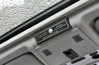 ボディには、ベースとなるBMWのエンブレムをいただくアルピナ。車内のドライバー頭上には、同社のエンブレムが輝く。