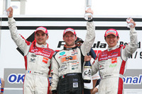 表彰台にあがった（左から）2位のブノワ・トレルイエ（mobilecast IMPUL）、優勝したロニー・クインタレッリ（INGING）、そして3位の松田次生(mobilecast IMPUL)。
