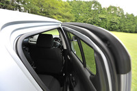 ドアウェザーストリップが全周2重化され、室内の静粛性も向上している。