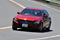 箱根のワインディングロードを行く「C180アバンギャルド」。減衰力調整式のセレクティブダンピングシステムを備えた「アジリティーコントロールサスペンション」が装着されている。