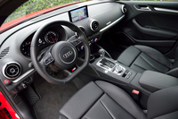 横に伸びる細い加飾パネルに、4つの丸いエアコン吹き出し口、ダッシュボード上に据えられたナビ画面など、インパネまわりの設計は「A3スポーツバック」とほぼ共通。