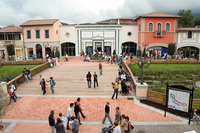 【写真1】近年イタリアではアウトレットモールが続々とオープンしている。これはモトGPが開催されるムジェッロ・サーキットにも近い「バルベリーノ・デザイナー・アウトレット」。