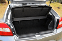 荷室には後席を起こした状態で320リッターの容量を確保。床面の高さを2段階に調整できるラゲッジボードが標準装備される。（写真をクリックすると、シートの倒れる様子が見られます）