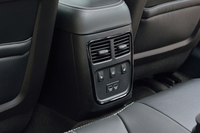 運転席と助手席の間には、後席用のUSBソケットや、サンシェードの操作スイッチなどが配置される。