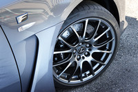 今回の改良で新たにオプション設定された新デザインのBBS製19インチ鍛造アルミホイール。タイヤサイズはフロント225/40R19、リア255/35R19。