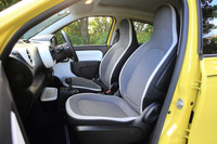 ヘッドレスト一体型のシンプルなフロントシート。オプションで小物入れ付きのセンターアームレストが用意されている。