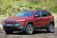 最も強力なオフロード走破性を有するのが「トレイルホーク」。最低地上高は他グレードよりも40mmアップ、独自の4WDシステムや、過酷な環境に対応する外装パーツなども特徴となっている。
    