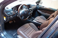 本革シートとウッドパネルで仕立てられた、「GL63 AMG」のインテリア。