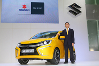 「A：Wind」のプレゼンテーションを行う、スズキの鈴木俊宏副社長。
    