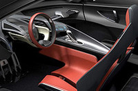 車内は2+2レイアウト。
