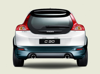 写真は、「ボディキット・パッケージ」装着車。ストーンカラーで前後左右にコントラストをつけられる。（写真＝ボルボ・カーズ・ジャパン）